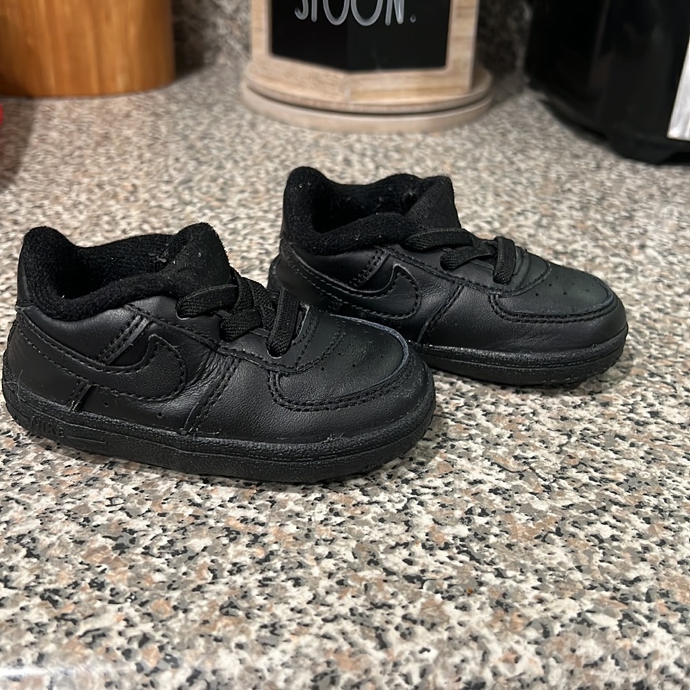 Black Nike tennis shoes